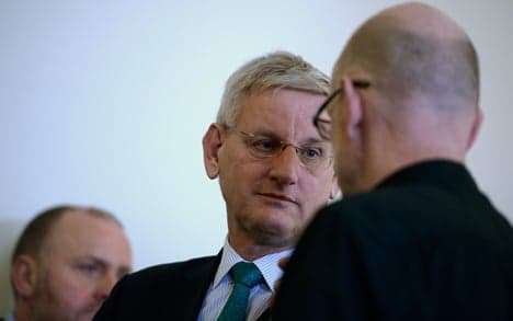 Slow ministry staff land Bildt in hot water