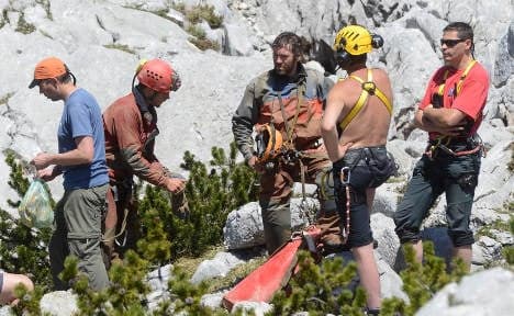 Doctors reach injured explorer in Alps cave