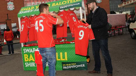 Disgruntled Liverpool fans ditch Balotelli shirts
