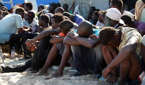 Hundreds of migrants on way to Italy 'on dinghies'