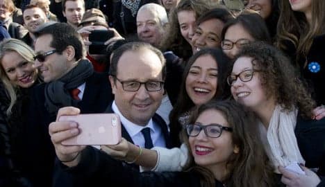 Hollande boosts civic service to heal division