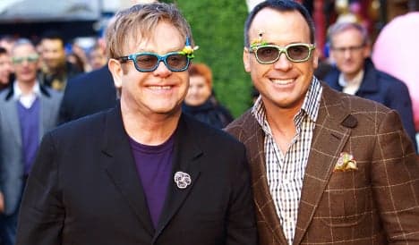 Elton John boycotts D&amp;G over IVF comments