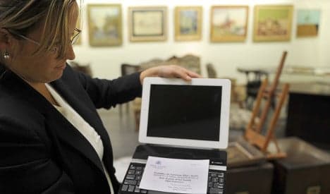 Pope's iPad fetches $30,500 at auction