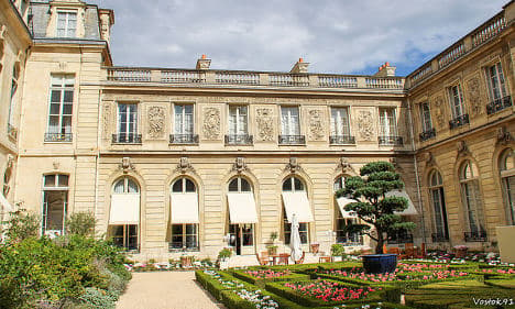 Paris: 'Gun shot' causes panic at Elysée Palace