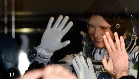 Record-breaking astronaut heads home