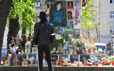 Michael Jackson shrine may have to beat it
