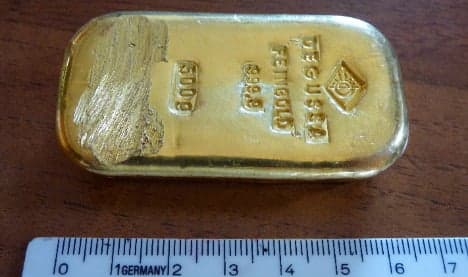Teen swimmer finds €16,000 gold bar in lake