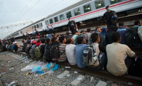 Weekend refugee arrivals fall below 10,000