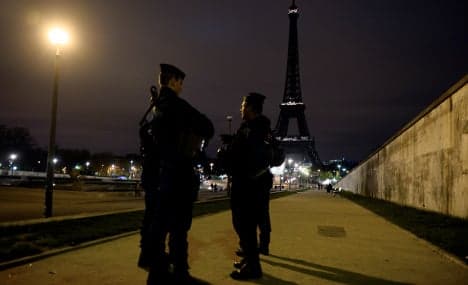 Police hunt suspects in Paris attacks
