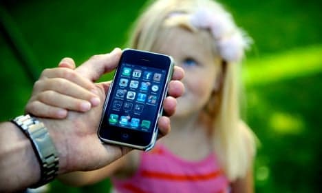 Swedish pools ban parents' smartphones