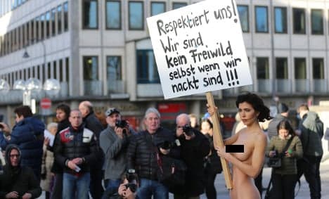 Artist protests naked at Cologne Cathedral