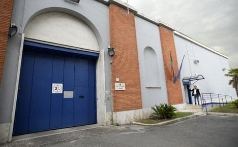 Killer escapes Italian prison using knotted bed sheets