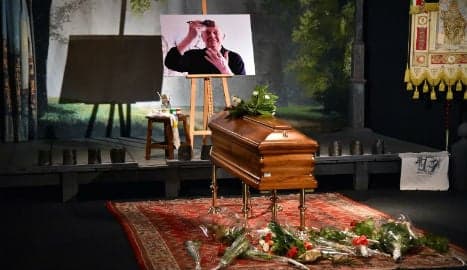 Crowds pay respects to Italy Nobel winner Dario Fo
