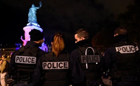 Disgruntled French police stage protests for third night