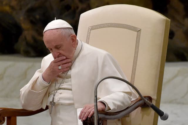 Pope compares scandal-seeking media to lovers of excrement