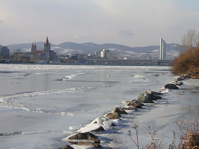 Woman falls through ice on Alte Donau while skating at own risk