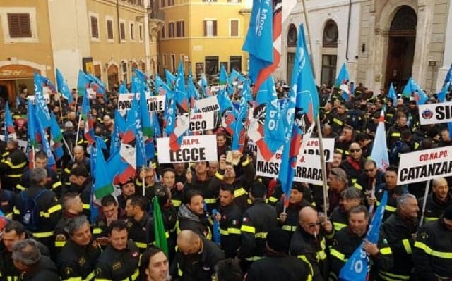 Italy's firefighters protest against 'humiliating' low wages