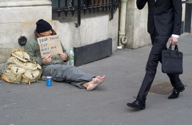 what-you-need-to-know-about-begging-in-paris-the-local