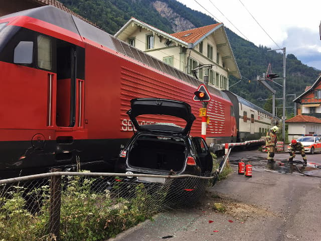 Train crashes into car in Interlaken