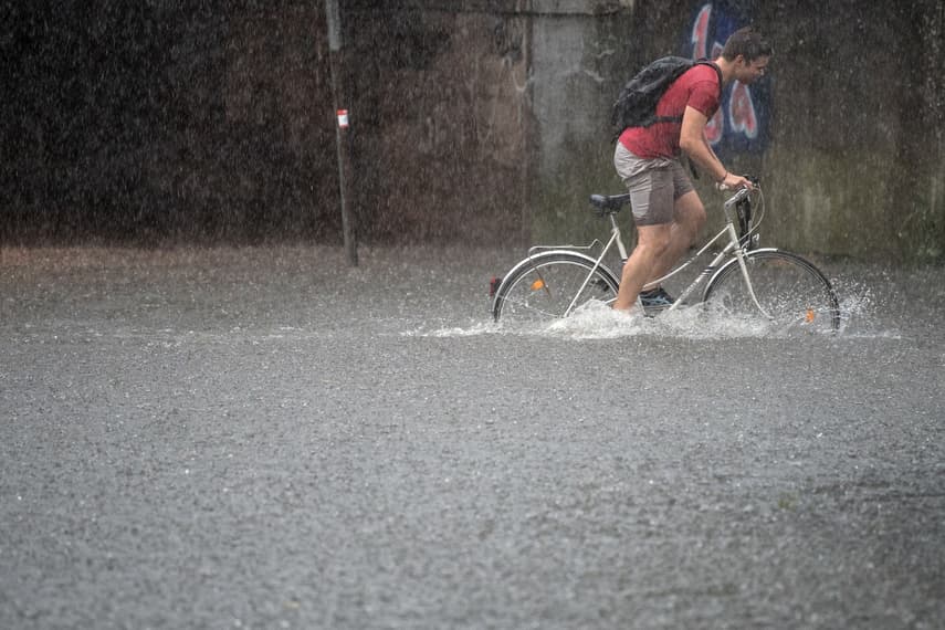 Rain continuous. Сильный дождь в Германии картинки. Курьер в ливень. Рыбный дождь в Гондурасе. Курьер в непогоду.