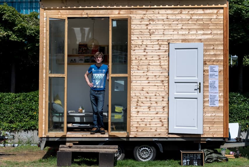 Architects, refugees team up to build tiny houses in Berlin