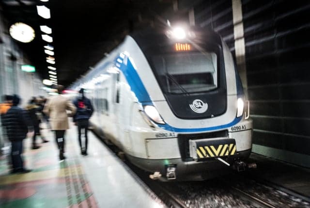 Stockholm commuter rail traffic resumes after police incident