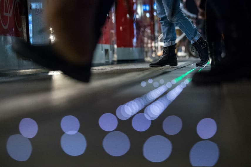 Deutsche Bahn pilots illuminated platform in effort to improve train punctuality