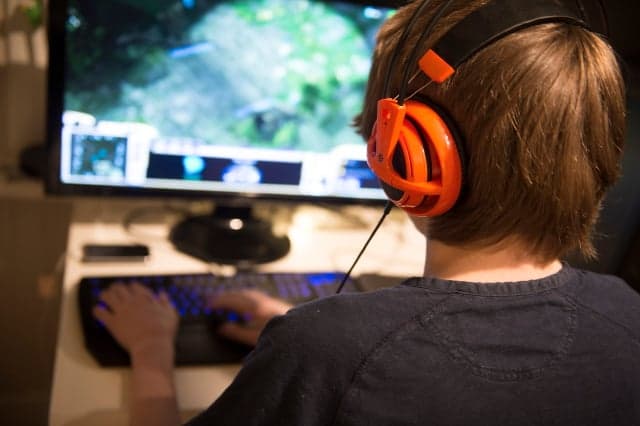 Gamers have just as many friends as non-gamers, Swedish researchers say