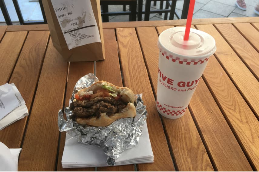 Frankfurt’s new Five Guys may pull in the crowds. But it doesn’t do green sauce