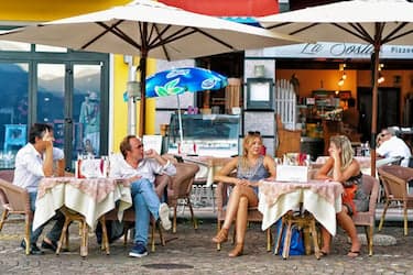 Ticino to consider ban on smoking on café terraces