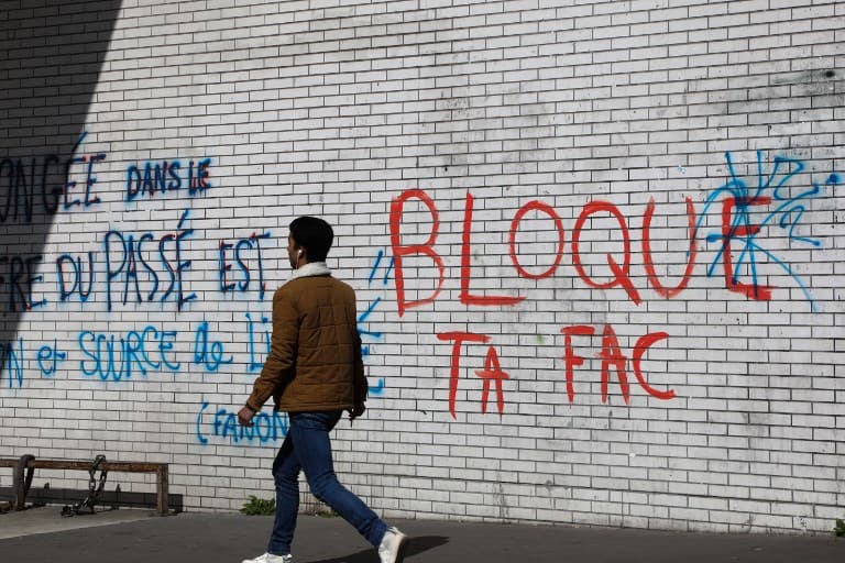 Anti-reform students blockade French universities (but many just want to take their exams)