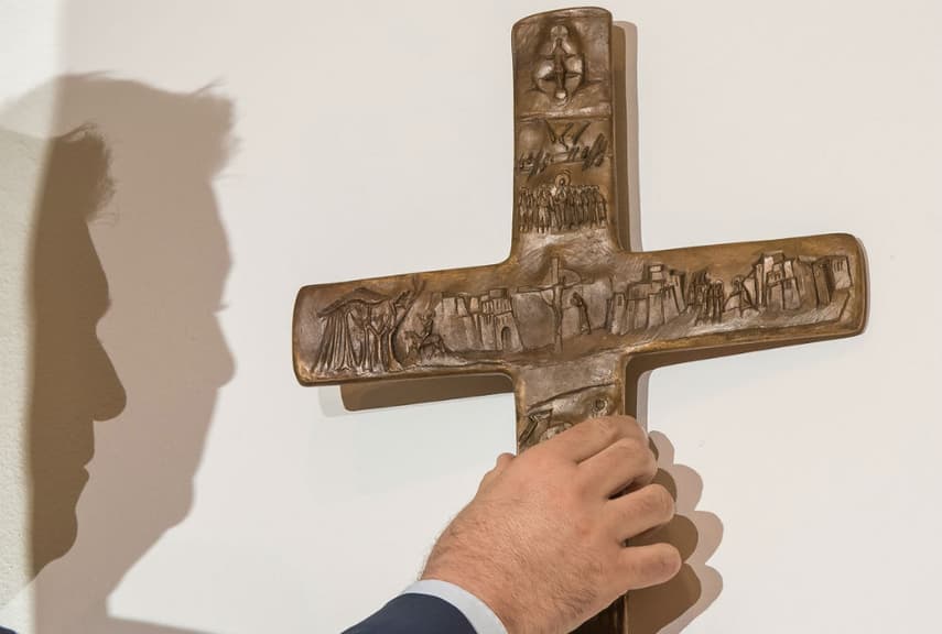 Bavarian order to put crosses on public buildings kicks in