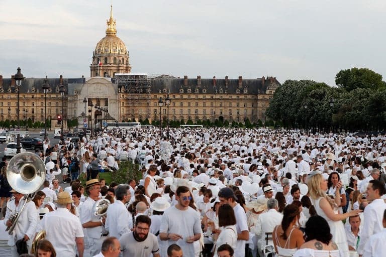 In Pictures: 17,000 turn out for the poshest picnic in Paris