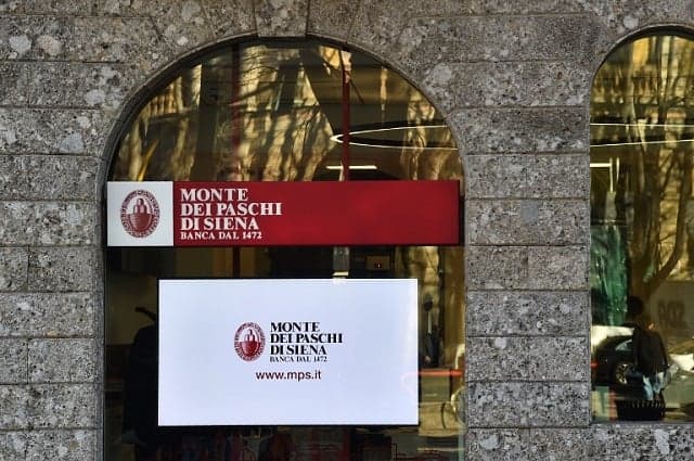 Fraud trial of two Italian ex-banking chiefs begins