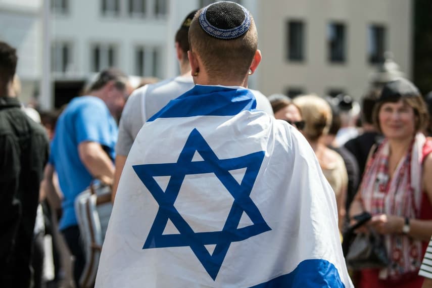 Bonn residents don kippahs in solidarity with Jewish attack victim