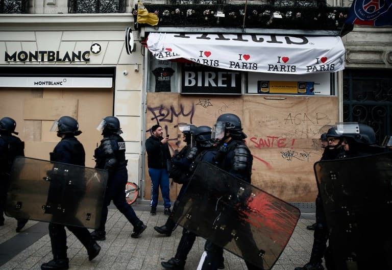 'Everything's closed': Violent protests are an 'economic catastrophe' for France'