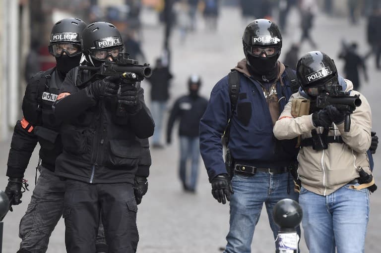 'Stop shooting rubber bullets at yellow vest protesters', France told