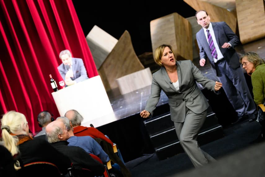 'Angela I': Bremen theatre premieres play about Merkel