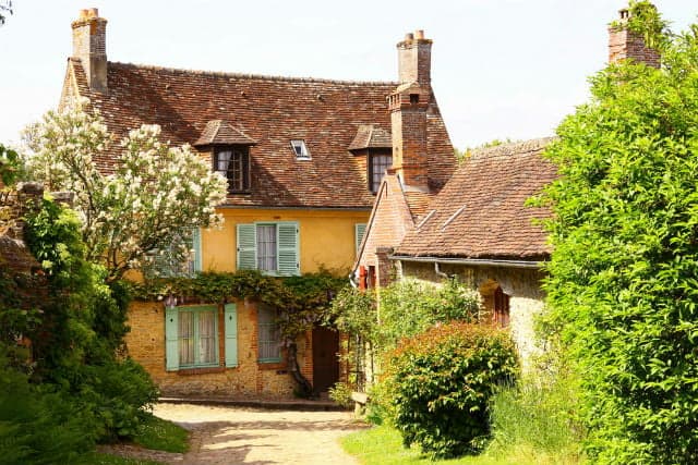 EXPLAINED: The real role of a notaire when buying a house in France