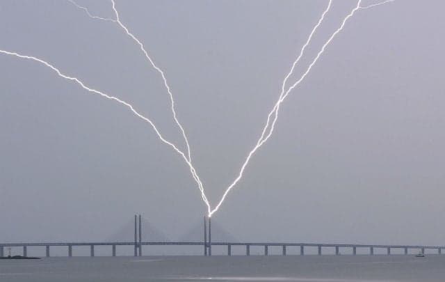 In pictures: Lightning strikes Öresund Bridge pylons - The Local