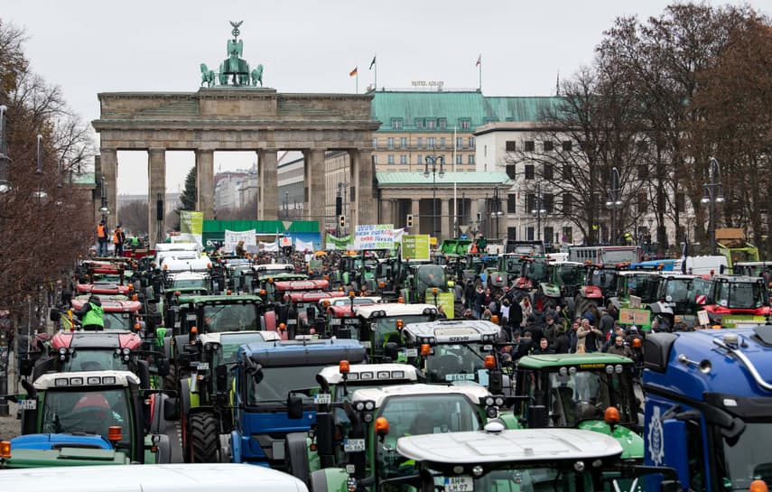 UPDATE: Huge disruption in Berlin as thousands of farmers in tractors shut down streets