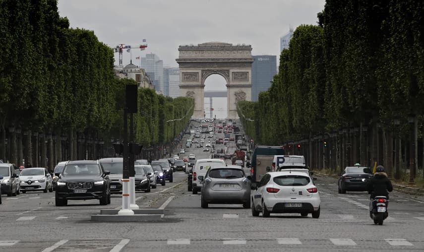Paris region imposes driving restrictions as pollution levels spike amid soaring temperatures
