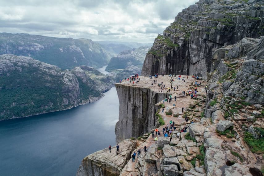 Norwegian police called after tourists form long queue at Preikestolen