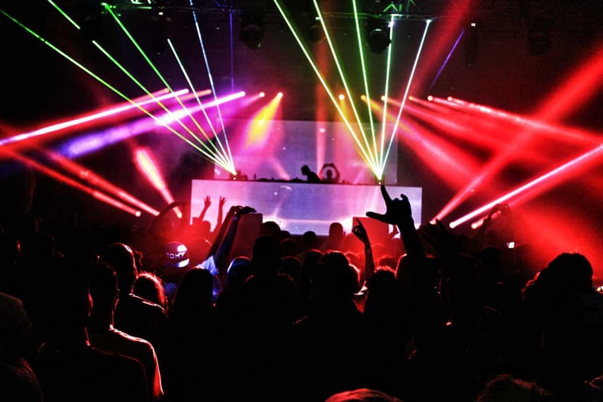 Switzerland: Can your employer prevent you from attending nightclubs or travelling abroad?