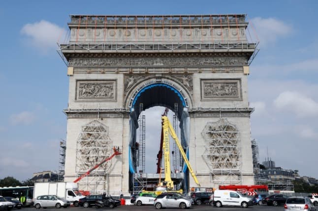 Wrapping of Arc de Triomphe begins in Christo tribute