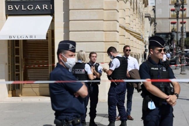 Thieves make off with €10 million worth of jewellery after police chase through Paris