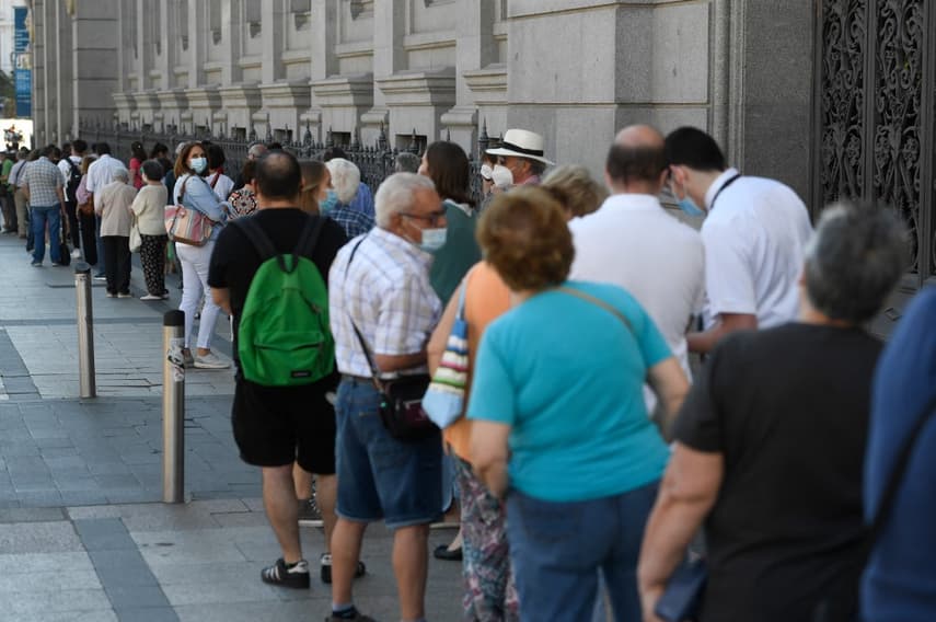 Barcelona, Spain. 31st Dec, 2021. People are seen queuing to enter