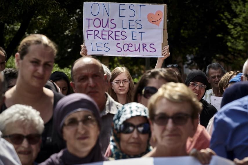 Le Pen pledges to fine Muslim women who wear headscarves in public