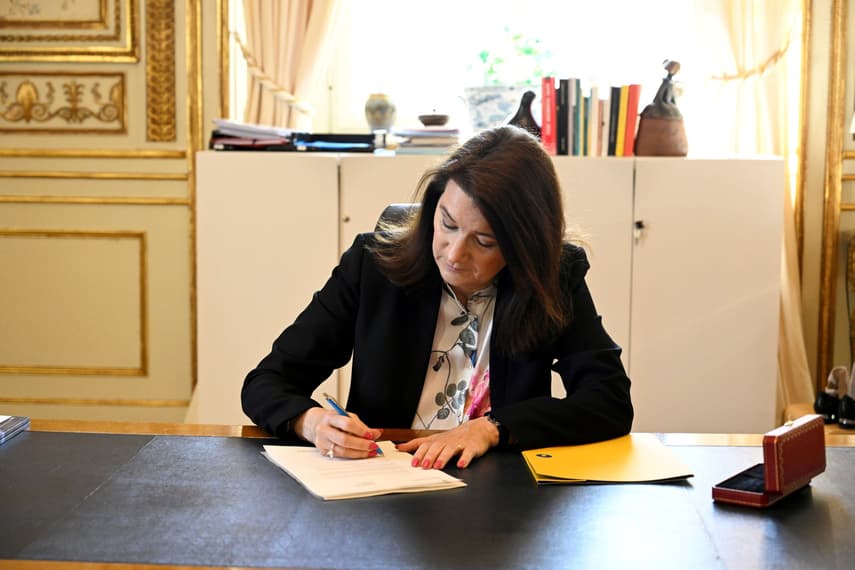 Swedish foreign minister signs Nato application