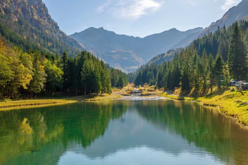 Five beautiful Swiss villages located near Alpine lakes